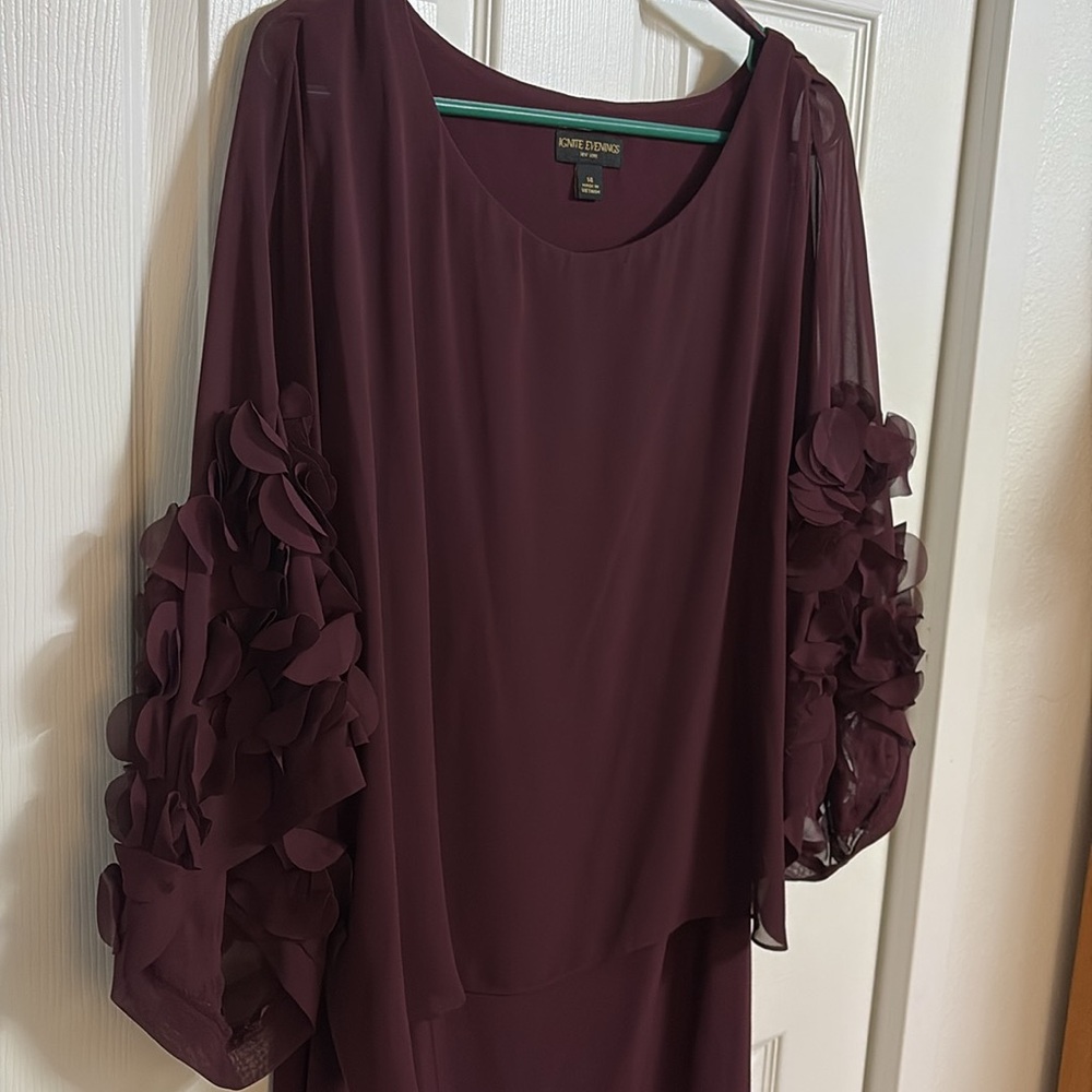 IGNITE EVENINGS DRESS - Picture 2 of 3